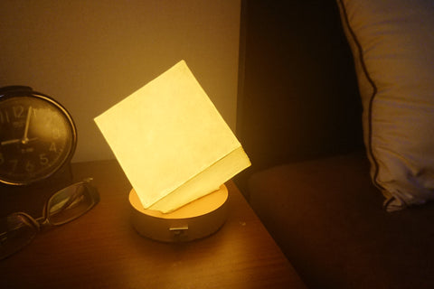 Nachtlampe mit würfelförmigem Schatten aus japanischem Papier