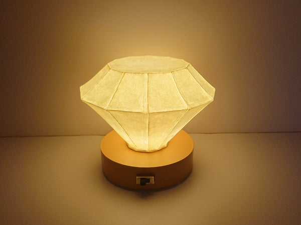 Lámpara de noche con pantalla de papel japonés tipo diamante