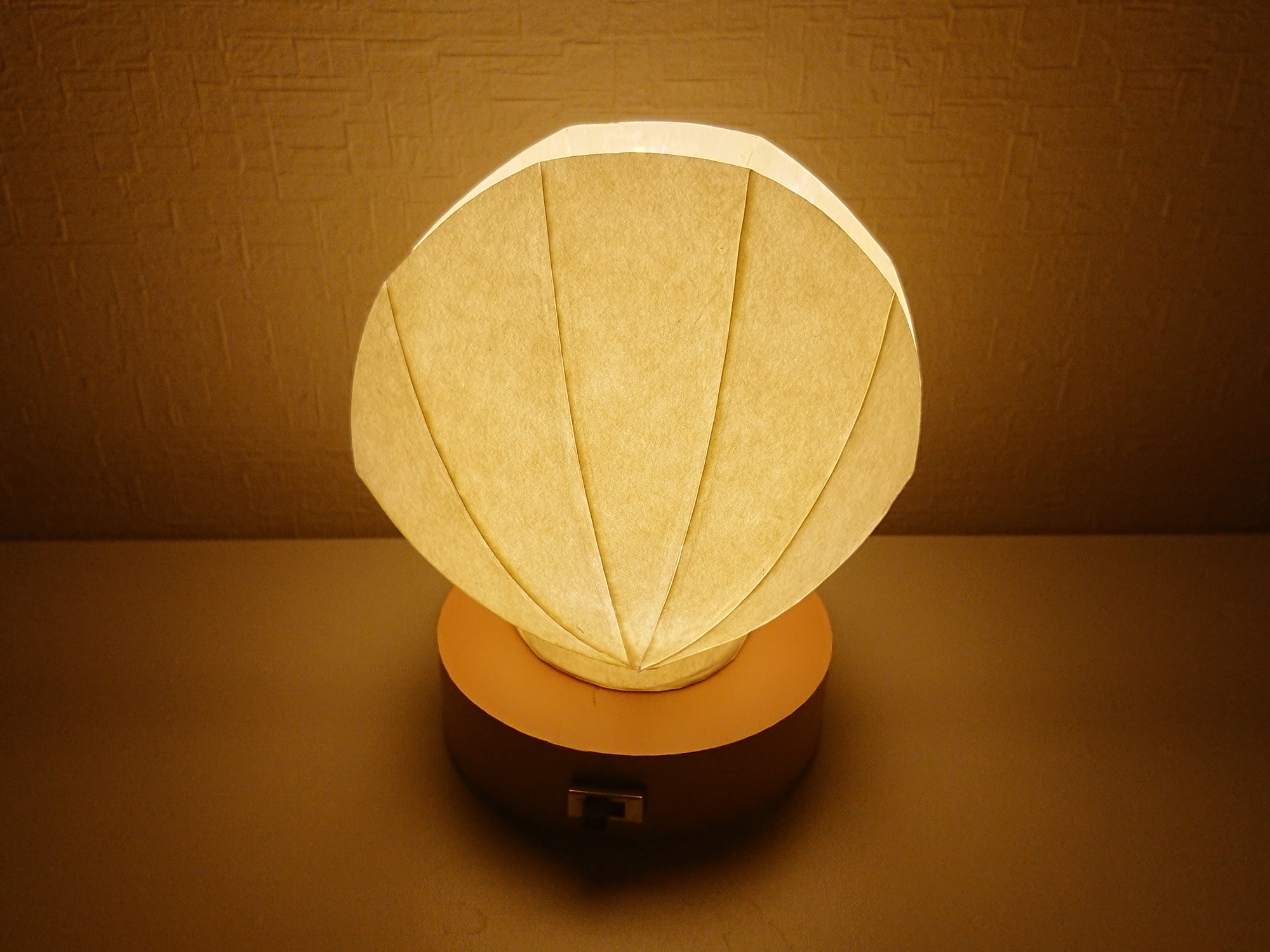 Nachtlampe aus japanischem Papierschirm in Muschelform