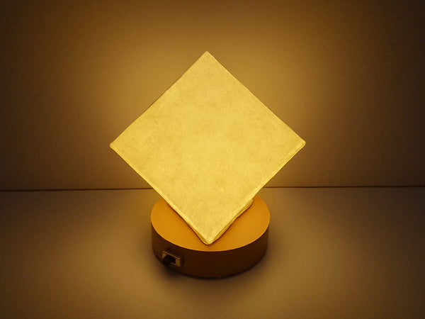 Lámpara de noche con pantalla de papel japonés en forma de cubo