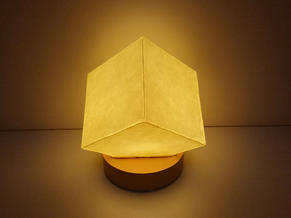 Lámpara de noche con pantalla de papel japonés en forma de cubo