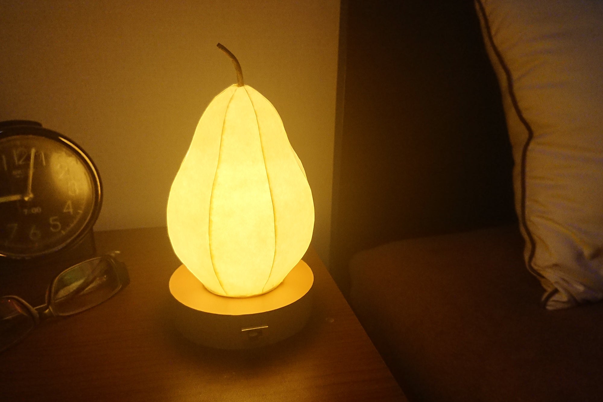 Lámpara de noche con pantalla de papel japonés tipo pera